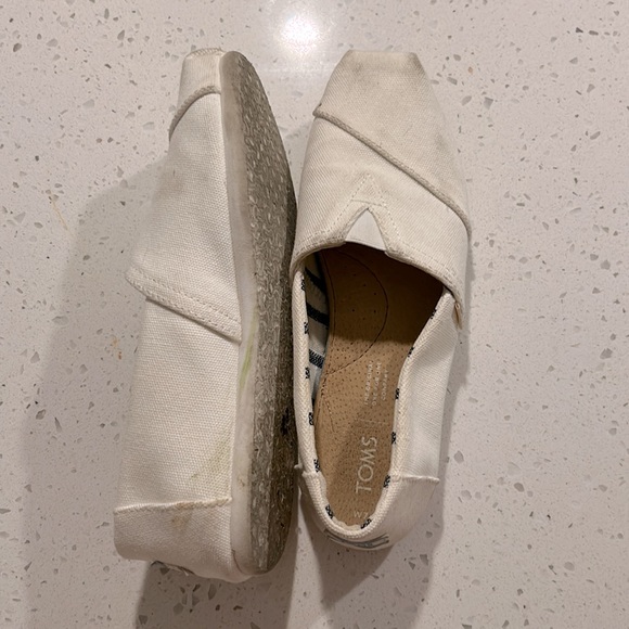 Toms - Picture 2 of 2